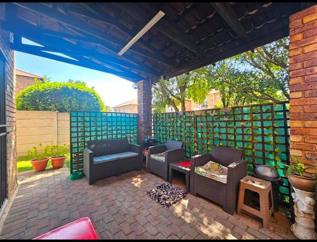 2 BEDROOM TOWNHOUSE FOR SALE IN ALLEN'S NEK